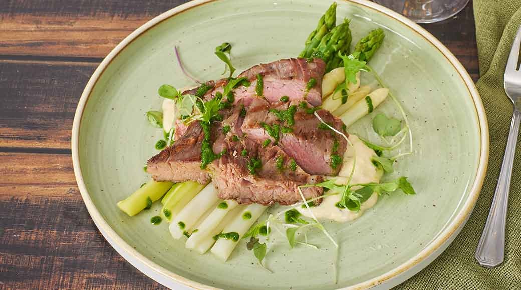 Flank steak and asparagus with béarnaise sauce