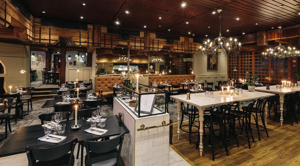 Bistrohenkinen sisustus yhdistää valkoisen, ruskean ja mustan harmoniseksi kokonaisuudeksi.
