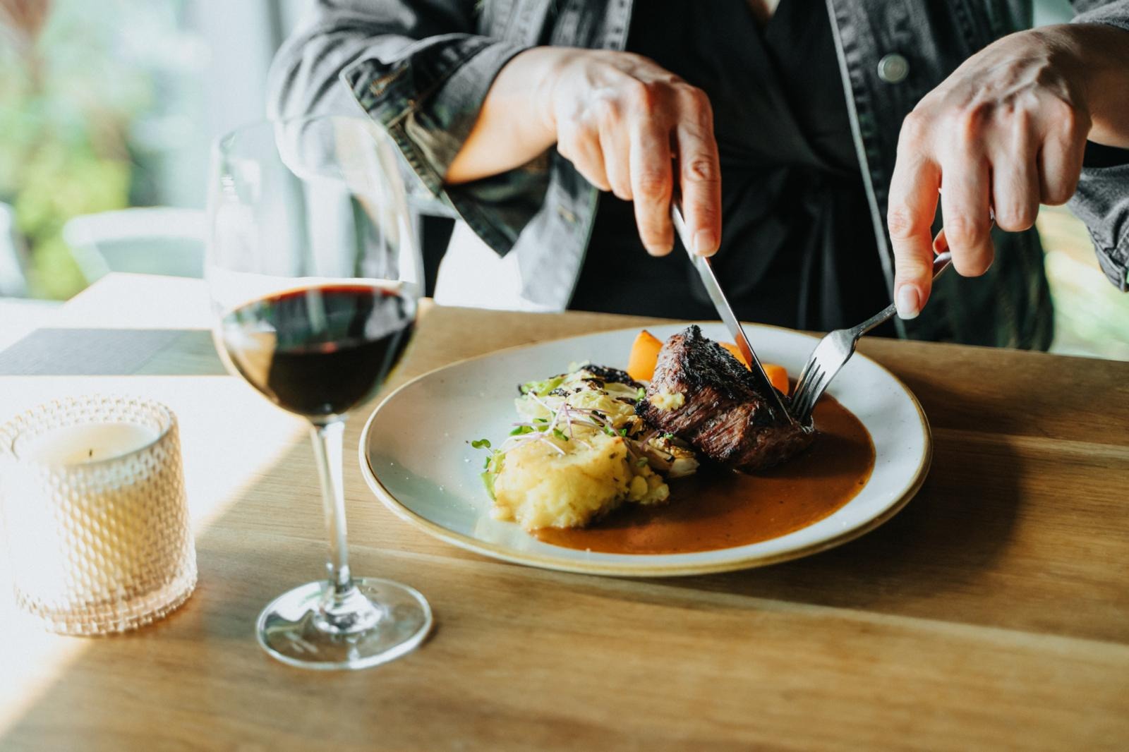 Varmista paikkasi ja varaa pöytä ennakkoon!