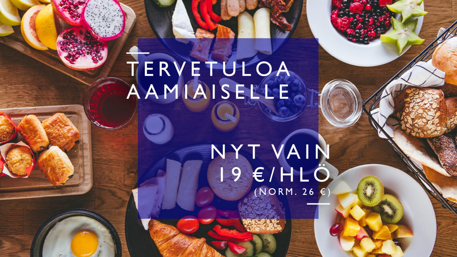 Runsas hotelliaamiainen, jossa hedelmiä, sämpylöitä, munia ja marjoja.