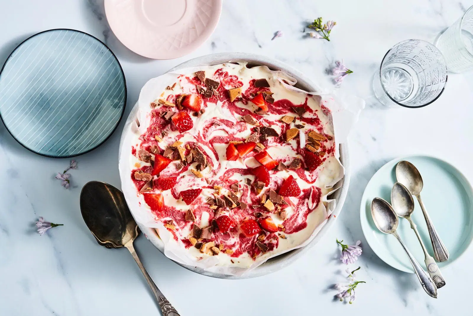 Mansikka-Daim-jäätelökakku