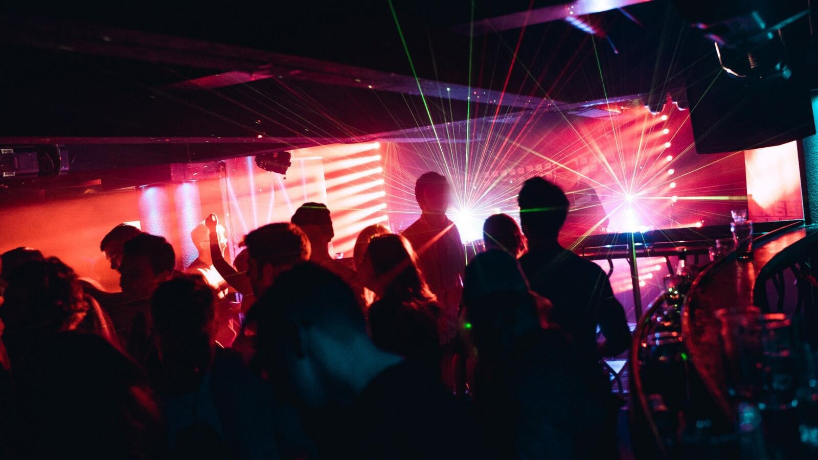 Juhlivia ihmisiä yökerhossa Bepop Joensuussa