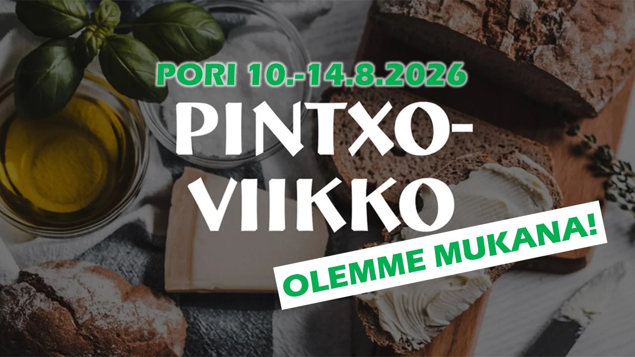 Laual rukkileib, lõikelaud, nuga, basiilikutaim ja oliivõli klaaspudelis.