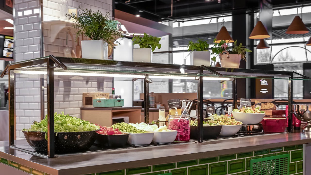 Buffetin värikäs ja raikas salaattipöytä.