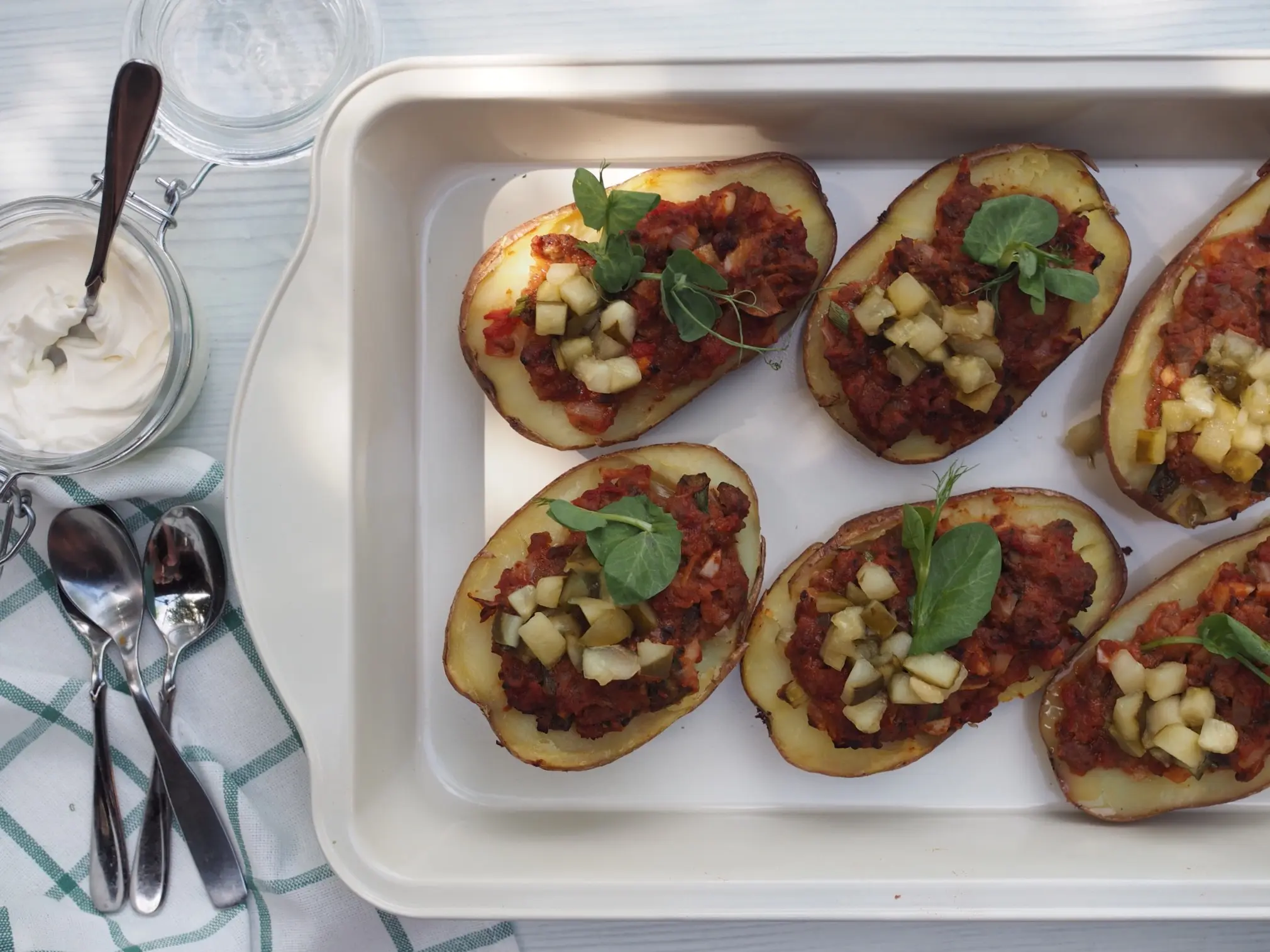 Härkisvorschmackilla täytetyt uuniperunat