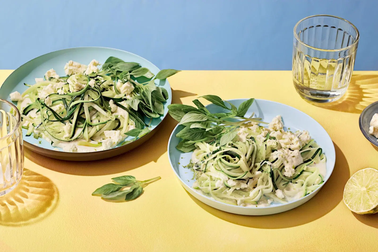 Kesäkurpitsapasta feta-jogurttikastikkeella