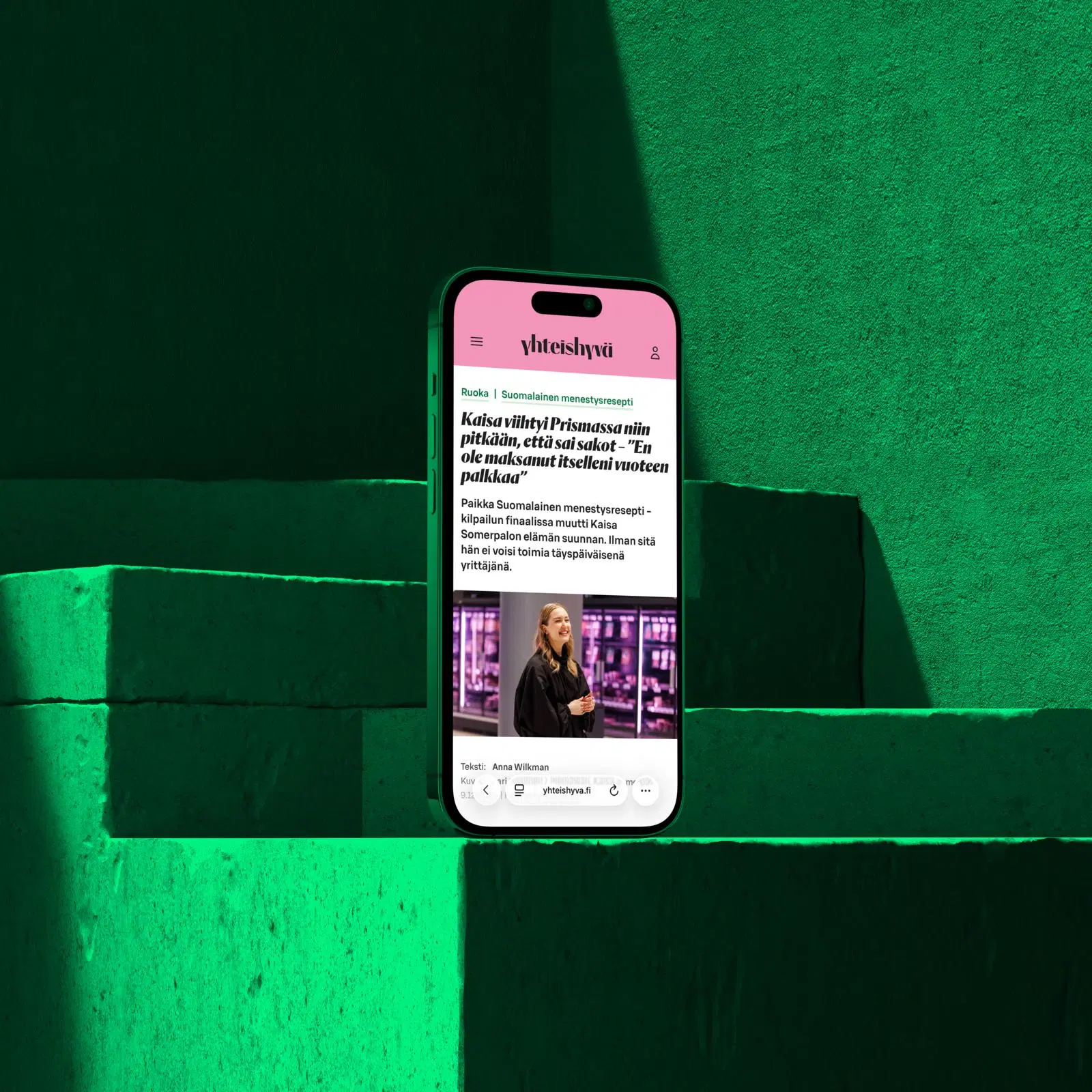 Yhteishyvän artikkeli puhelimen ruudulla.