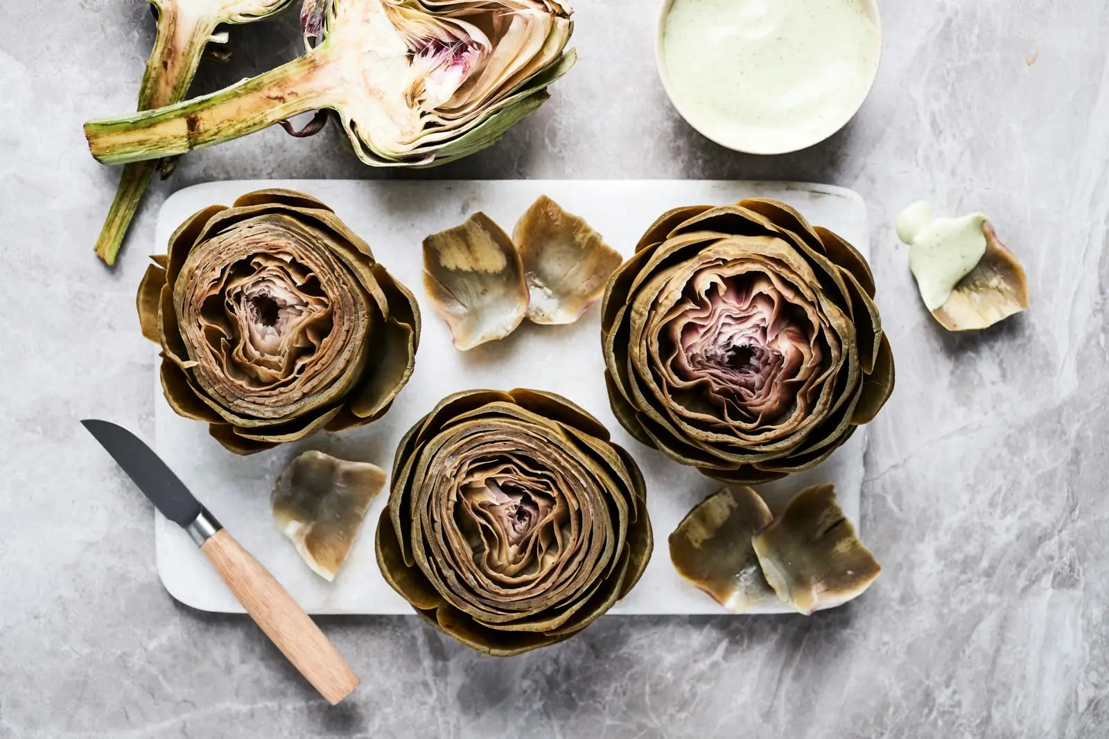 Keitetty latva-artisokka ja dippi