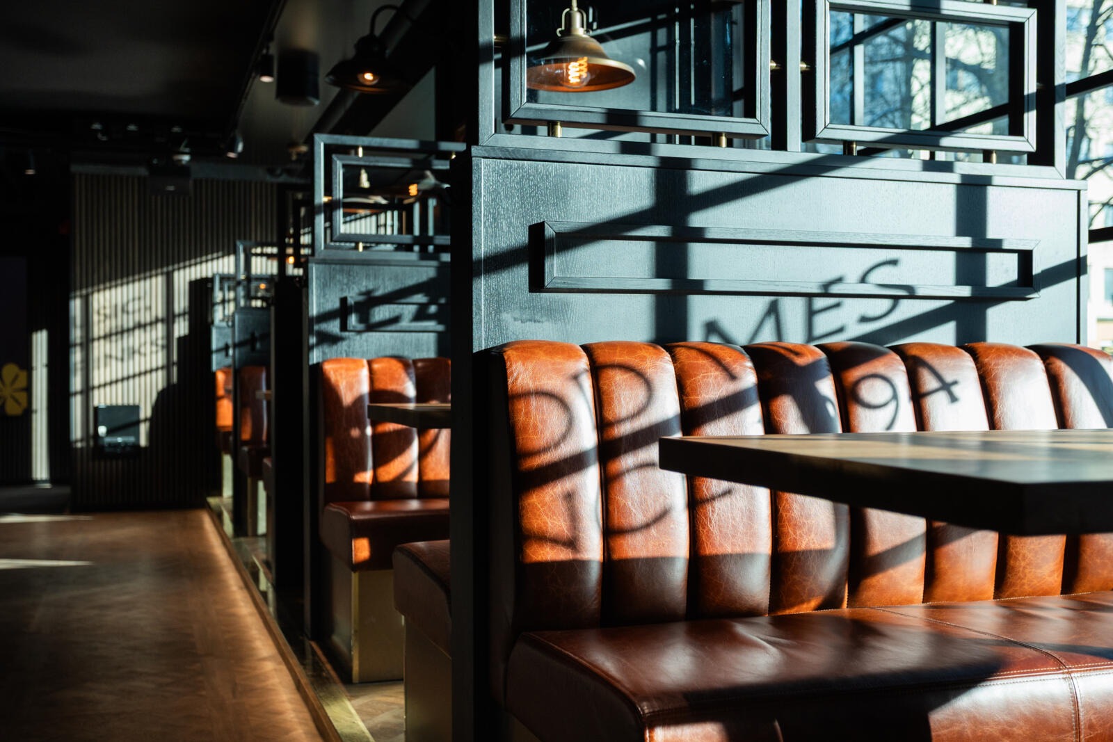 Tyylikäs ravintola, jossa nahkaiset sohvat, puinen lattia ja koristeelliset seinärakenteet. Tilavat käytävät ja tunnelmallinen valaistus.