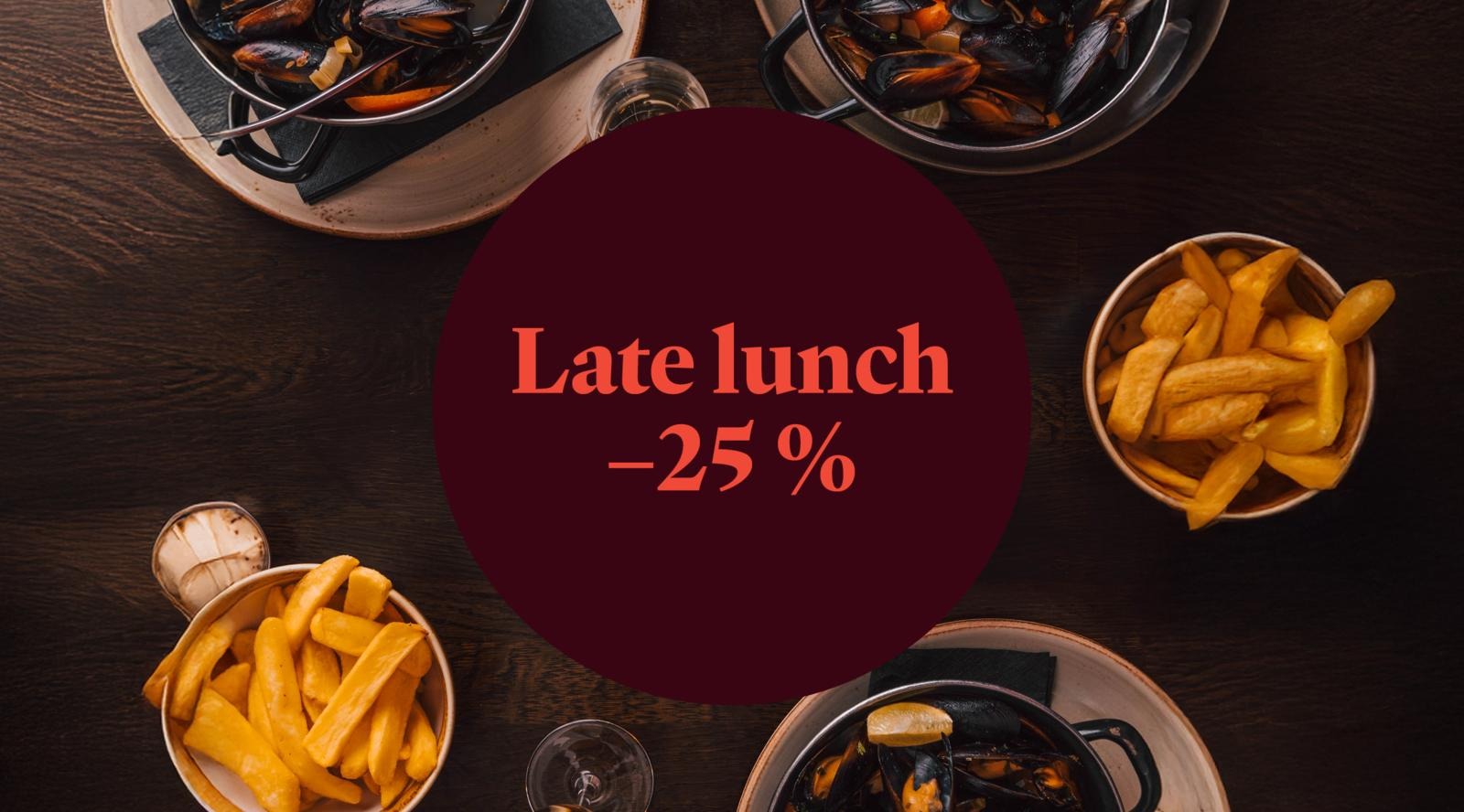 Ravintolapöytä, jossa simpukapadat ja ranskalaiset perunat. Keskellä tarjous -25 %.