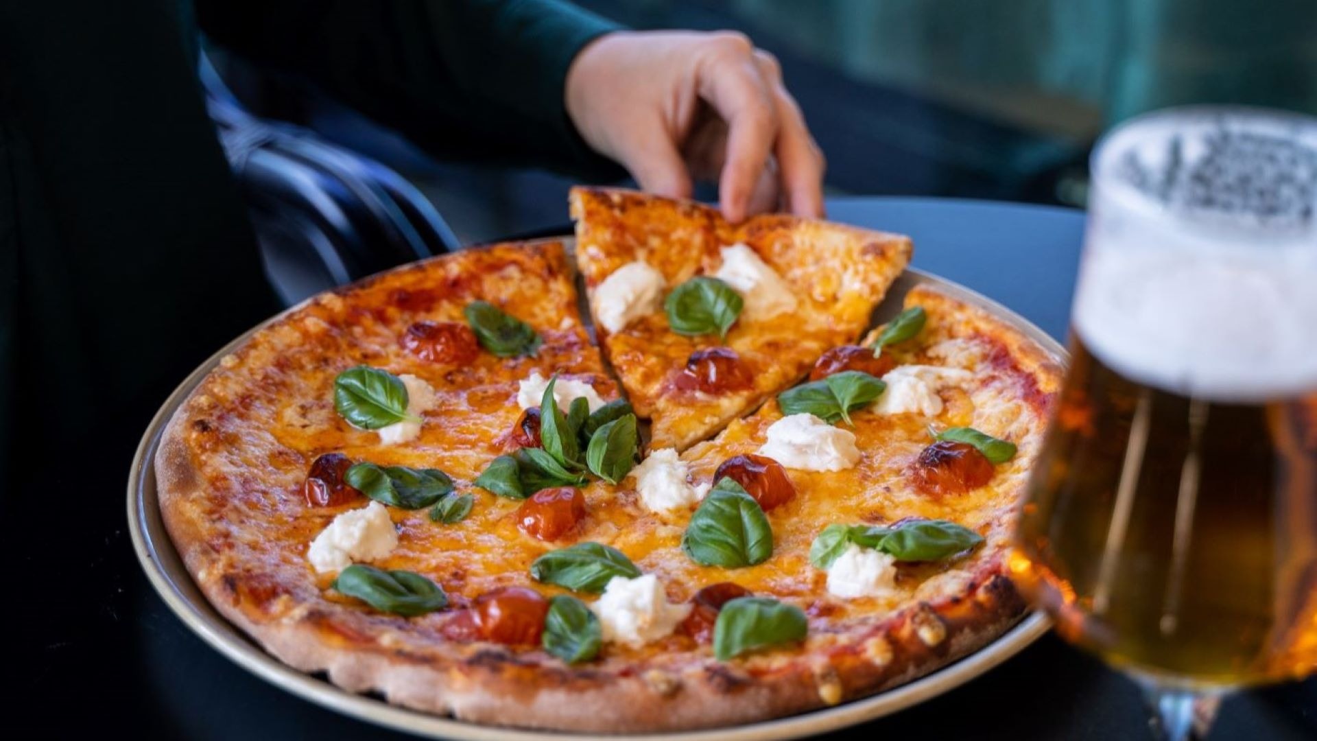 Mehevä ja värikäs pizza ja olut