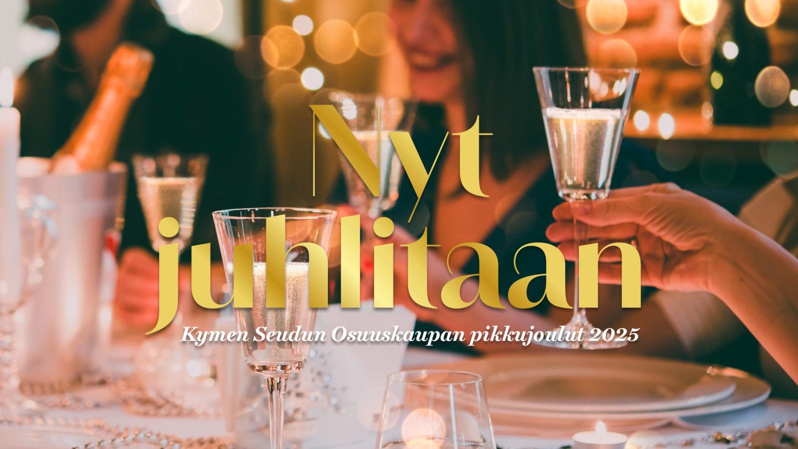 Käsi kohottaa kuohuviinimaljaa juhlavasti katetun pöydän päällä.