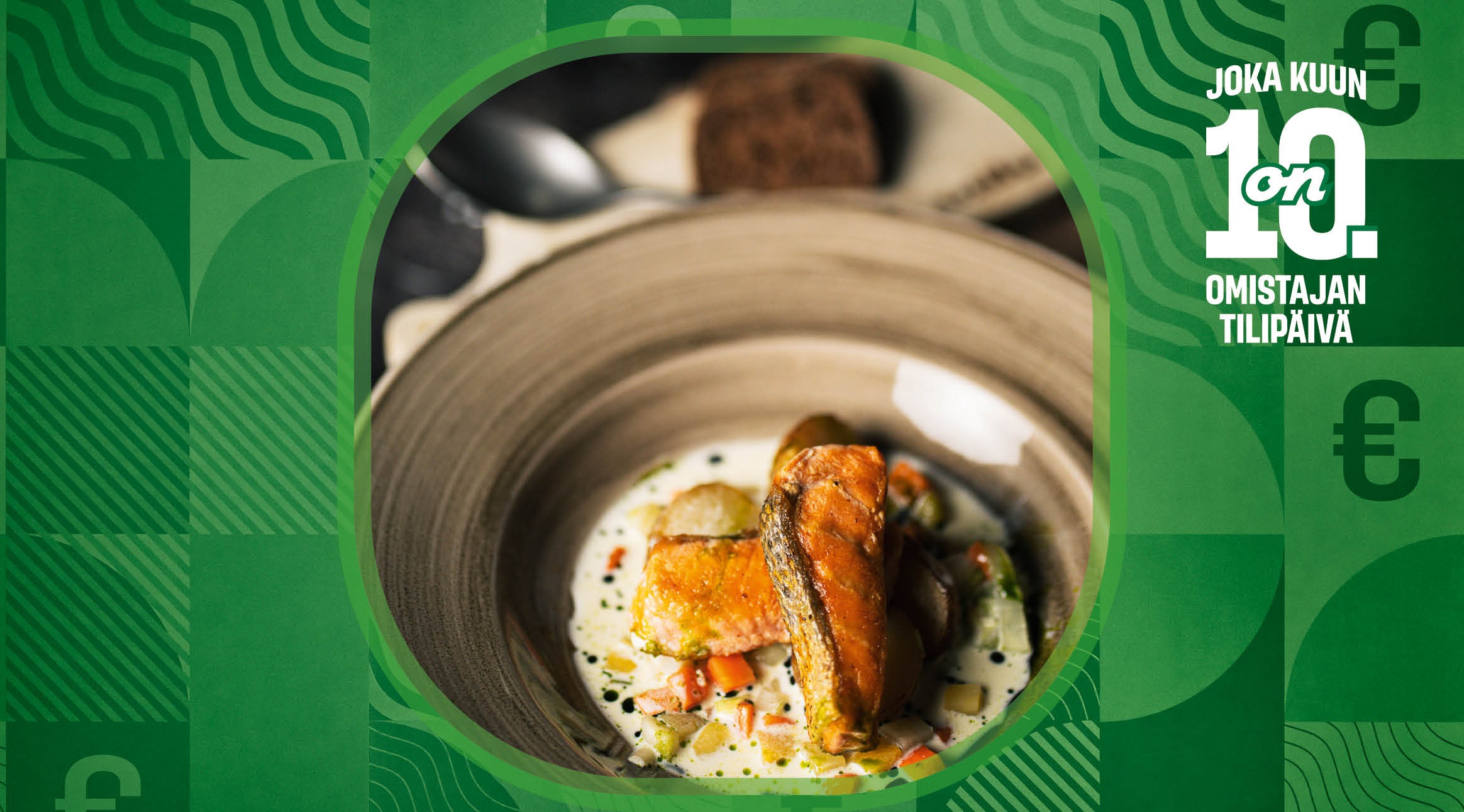 Närbild av en maträtt: stekt fisk i en krämig sås i en keramikskål mot grön bakgrund.