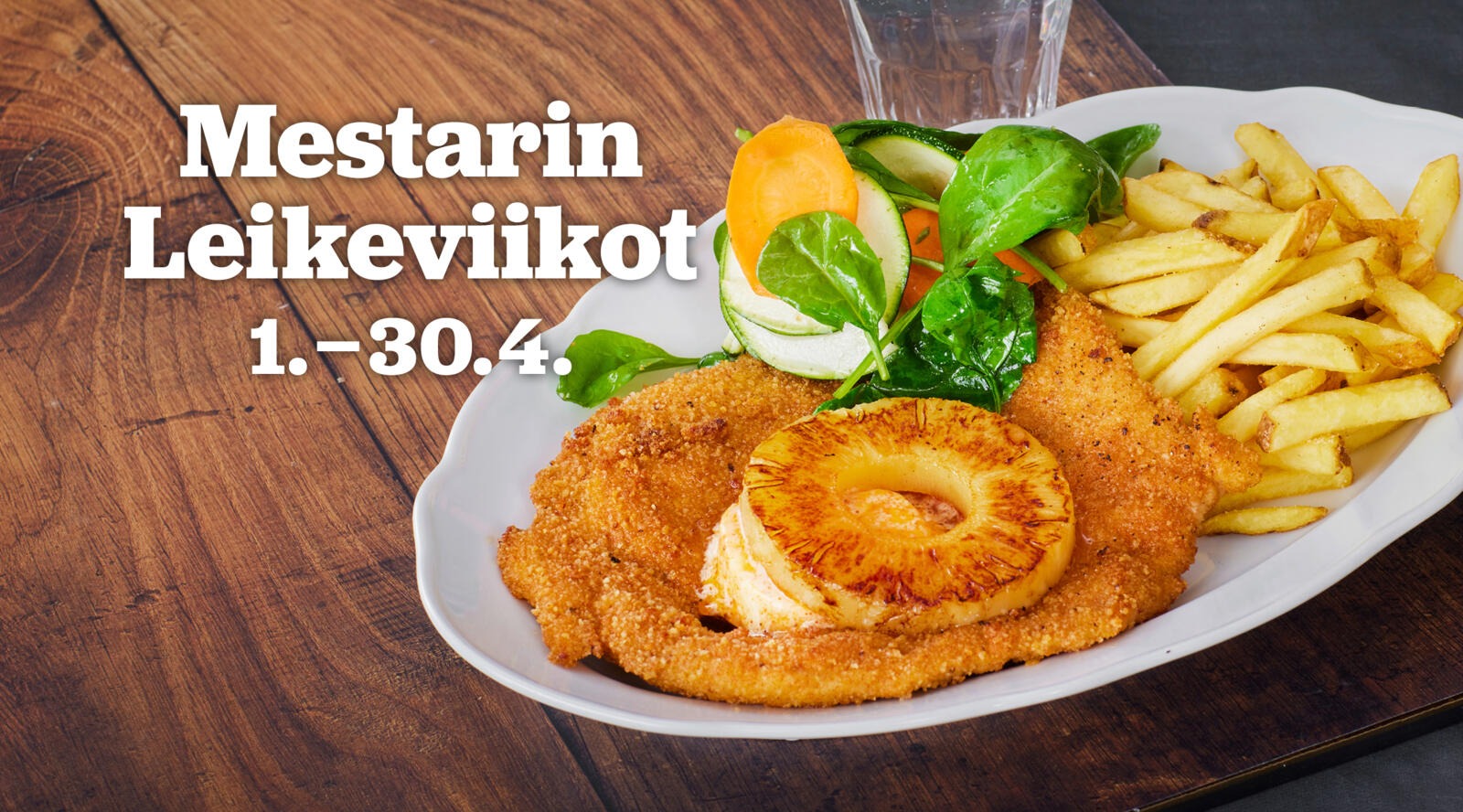 Ananasrenkaalla koristeltu leike on lautaselle ranskalaisten ja salaatin kanssa.