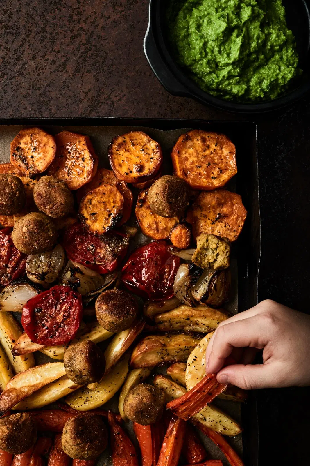 Paahdetut kasvikset, falafelit ja hernetahna