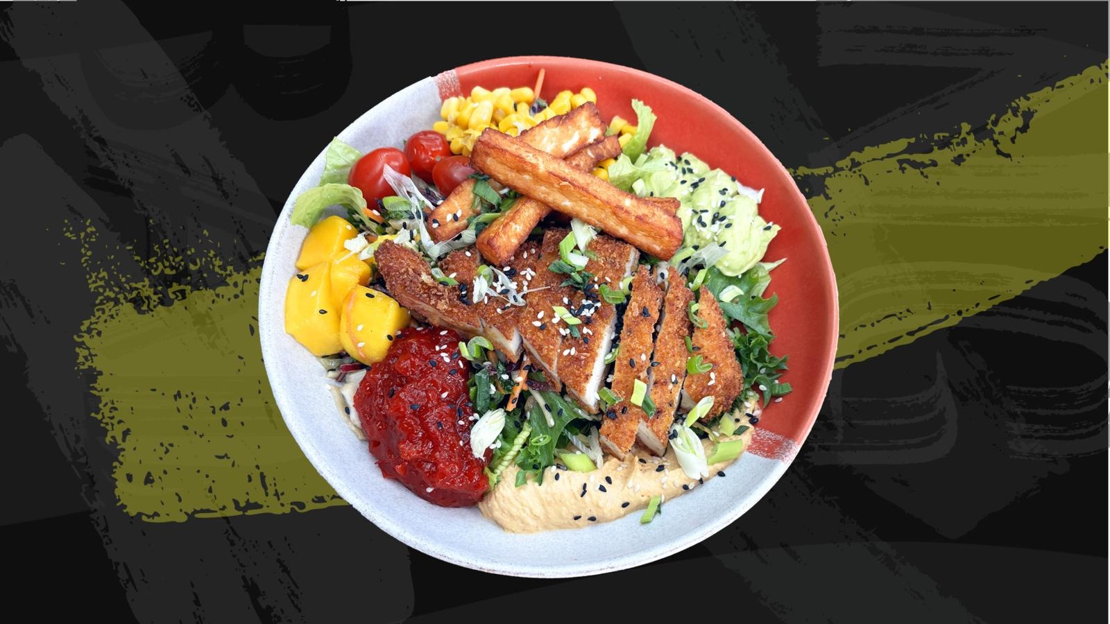 Tsiken kesäsesonkiannos Crispy Chicken - Halloumi Bowl.