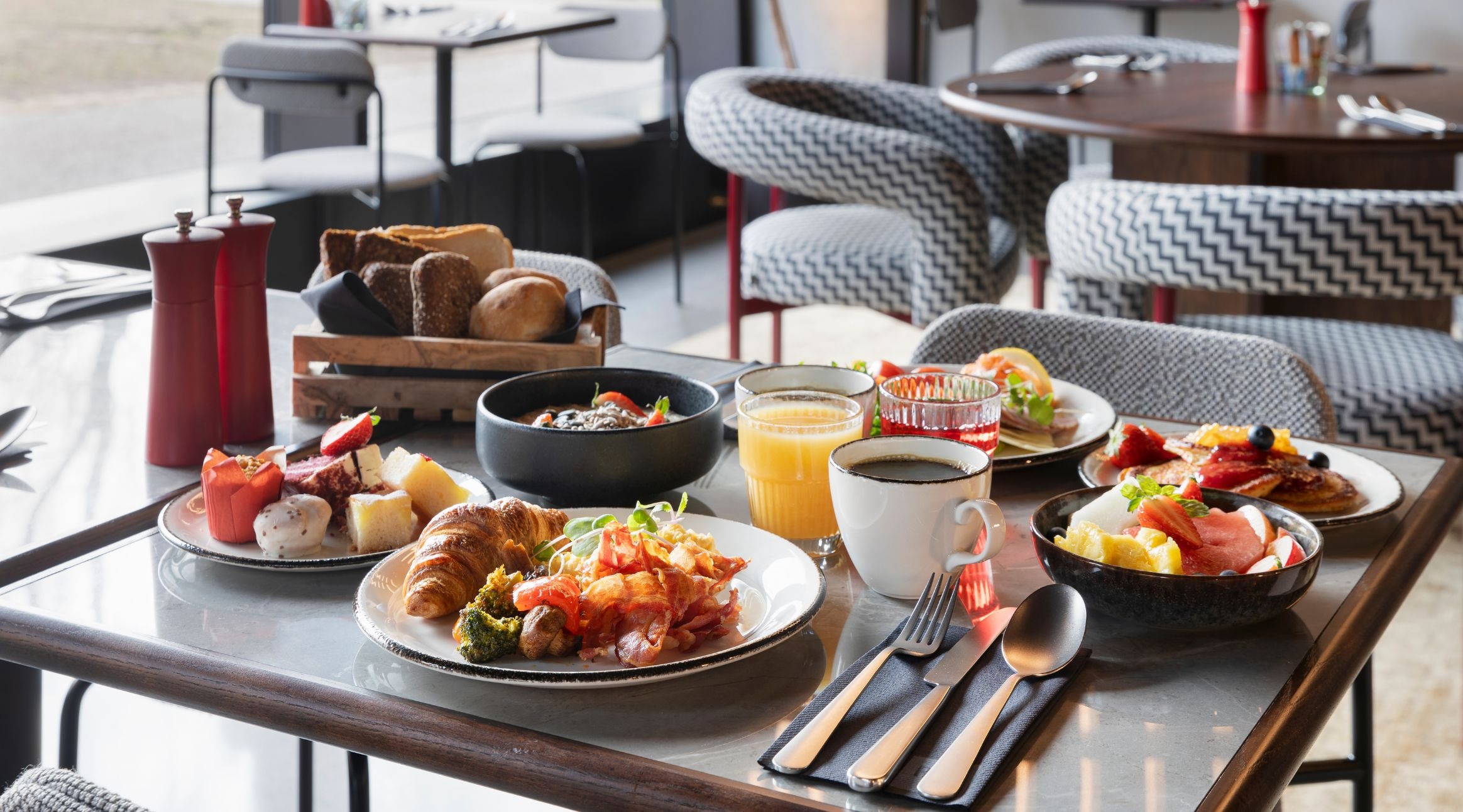 Radisson RED Helsinki aamiainen katettuna pöydälle