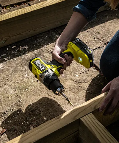 Rakentajaa ruuvaa Ryobi porakoneella 