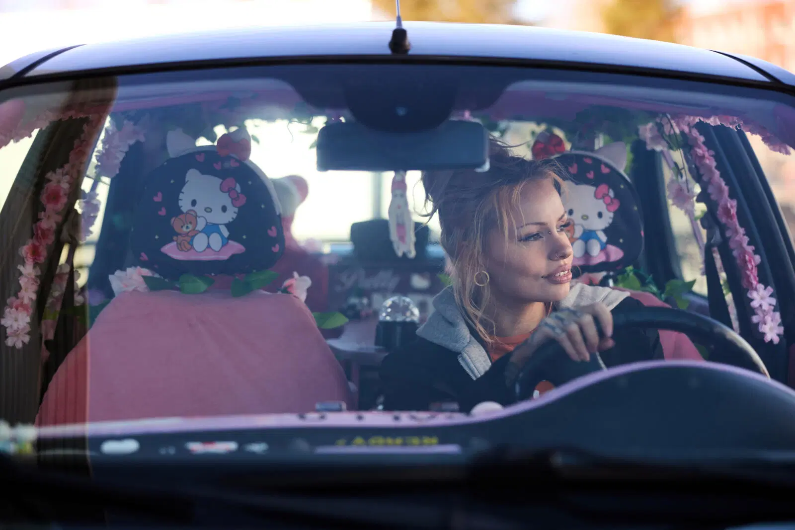 Emilia Viinamäki kuvattuna autonsa tuulilasin läpi.