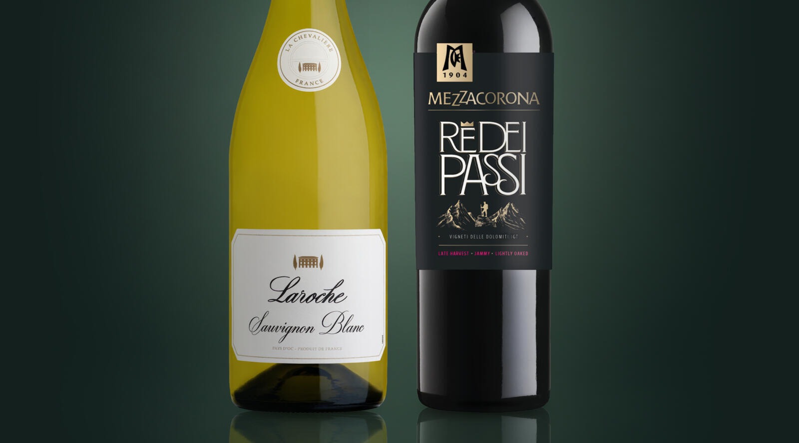Kaksi viinipulloa, keltainen Laroche Sauvignon Blanc ja musta Mezzacorona Rèdei Passi, sileällä tasolla.