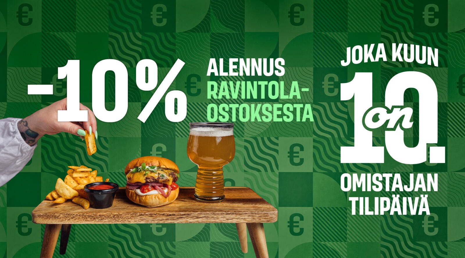 Puinen tarjoilupöytä, jolla hampurilainen, ranskalaisia, onion ringejä, dippikastiketta ja olut.