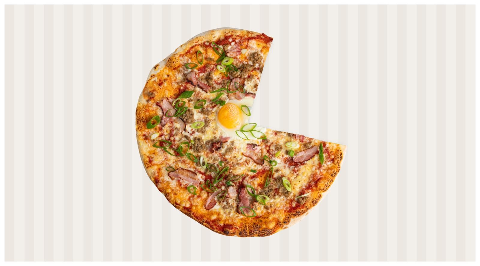 Pitsa peekoniga, hakkliha, muna ja roheline sibulaga. Üks tükk on välja võetud.