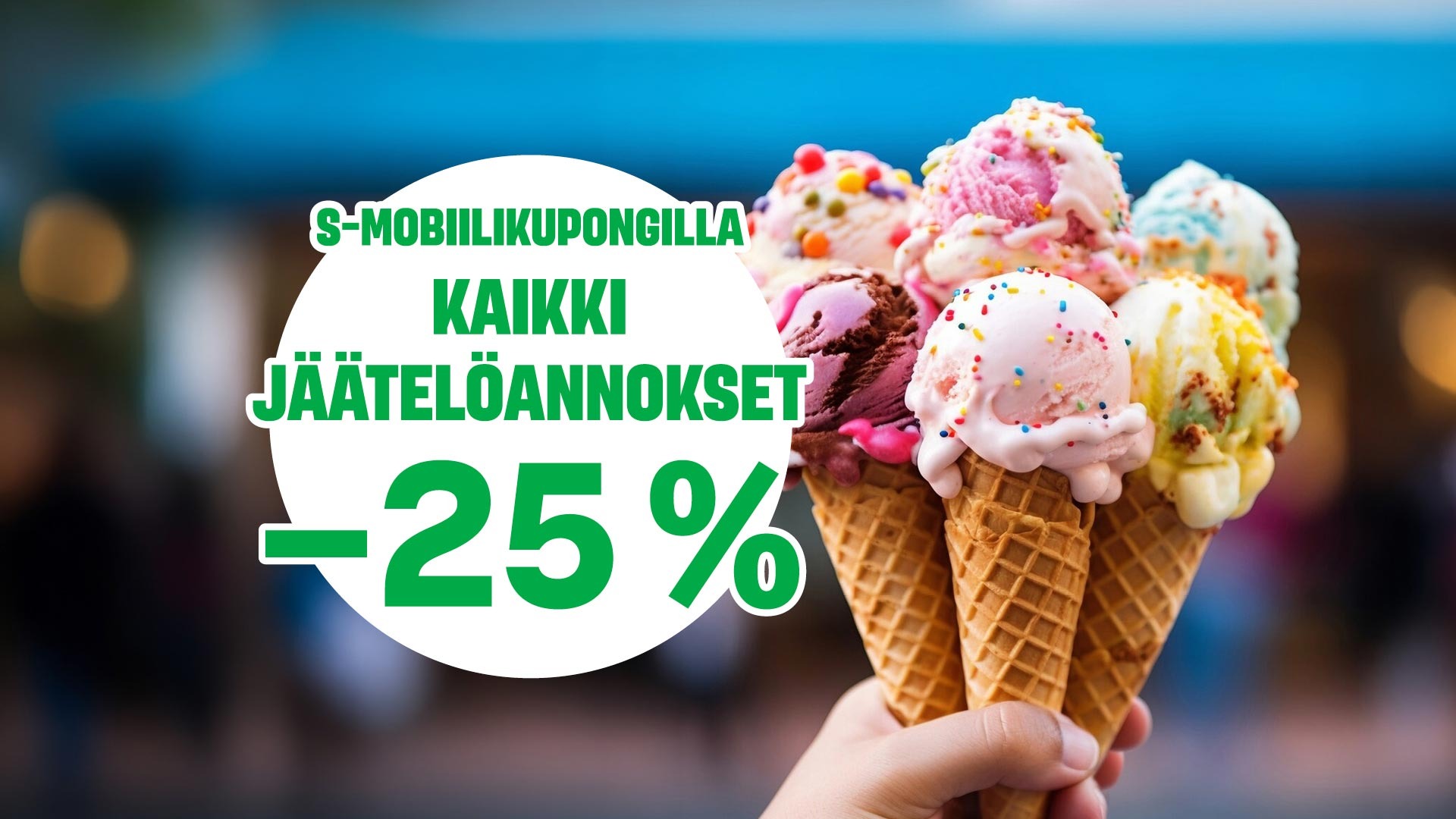 Käsi pitelee kolmea runsaasti koristeltua jäätelötötteröä värikkäillä jäätelöpallokkeilla ja kuorrutteilla.