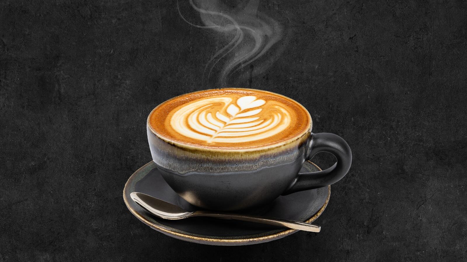 Höyryävä kuppi kuumaa cappuccinoa.