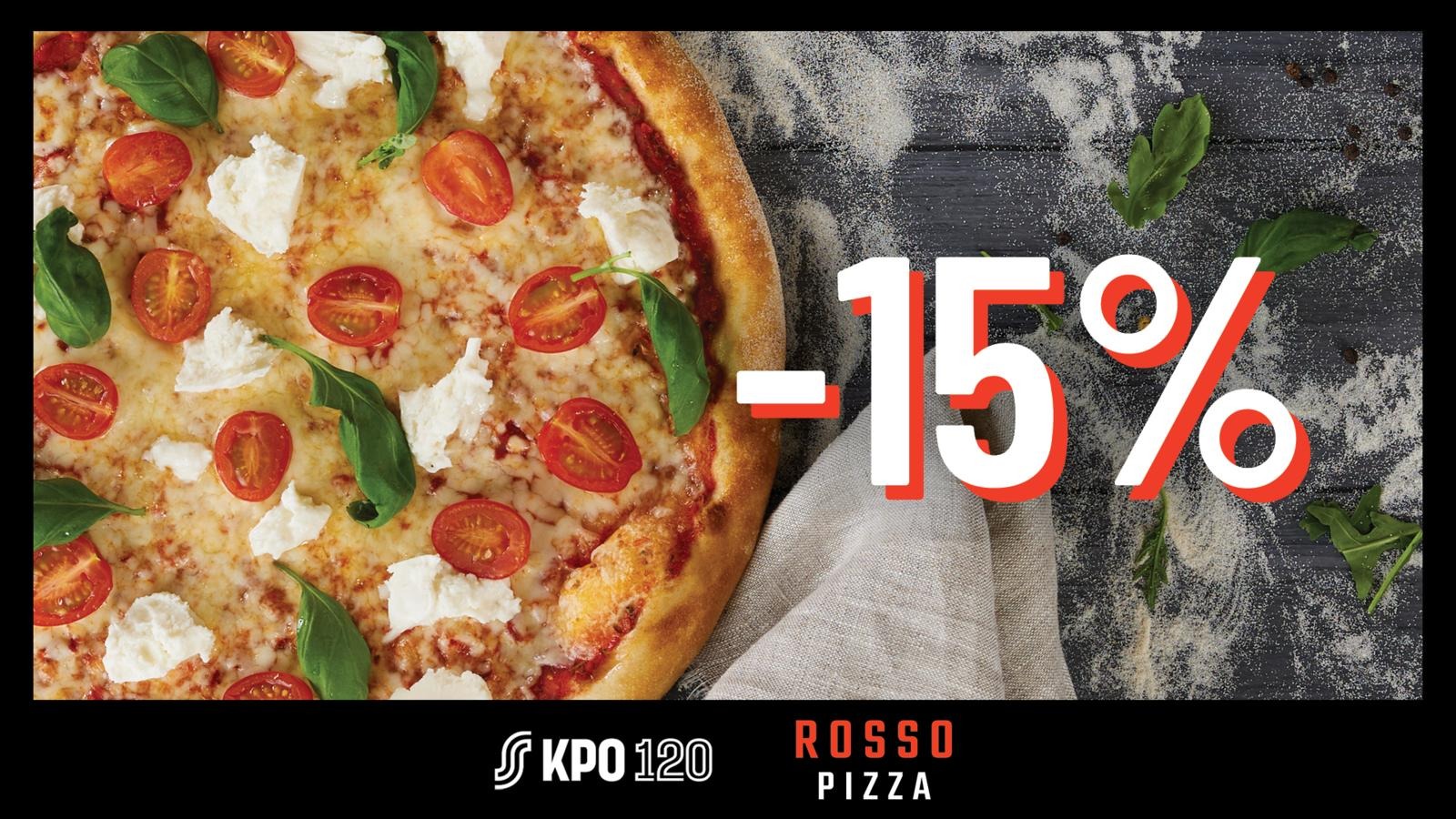 Margherita pitsa kirsstomatite ja värske basiilikuga, serveeritud jahuga kaetud pinnal.