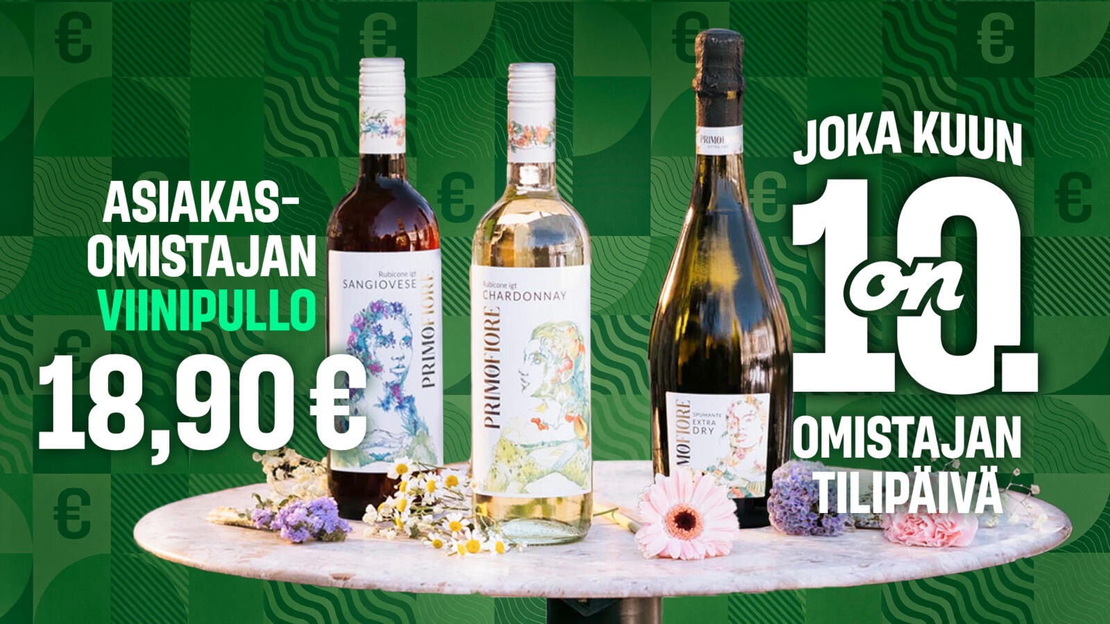 Kolme viinipulloa marmoripöydällä, koristeltu kukilla.