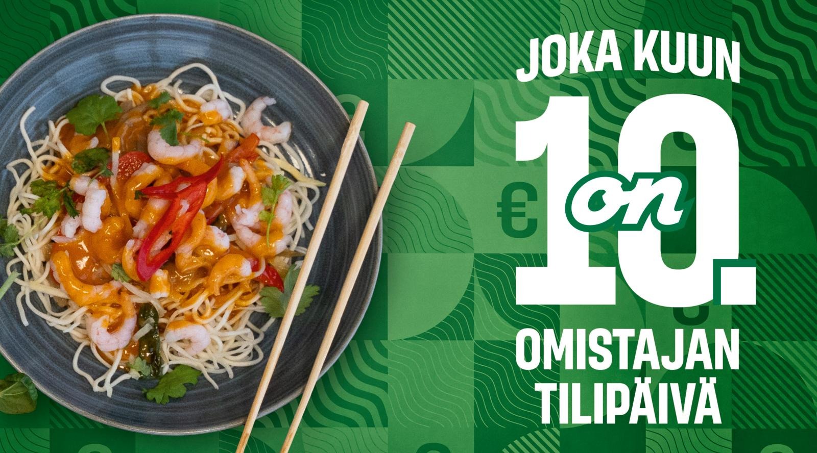 Katkarapua värikkäässä kastikkeessa nuudelilautasella.