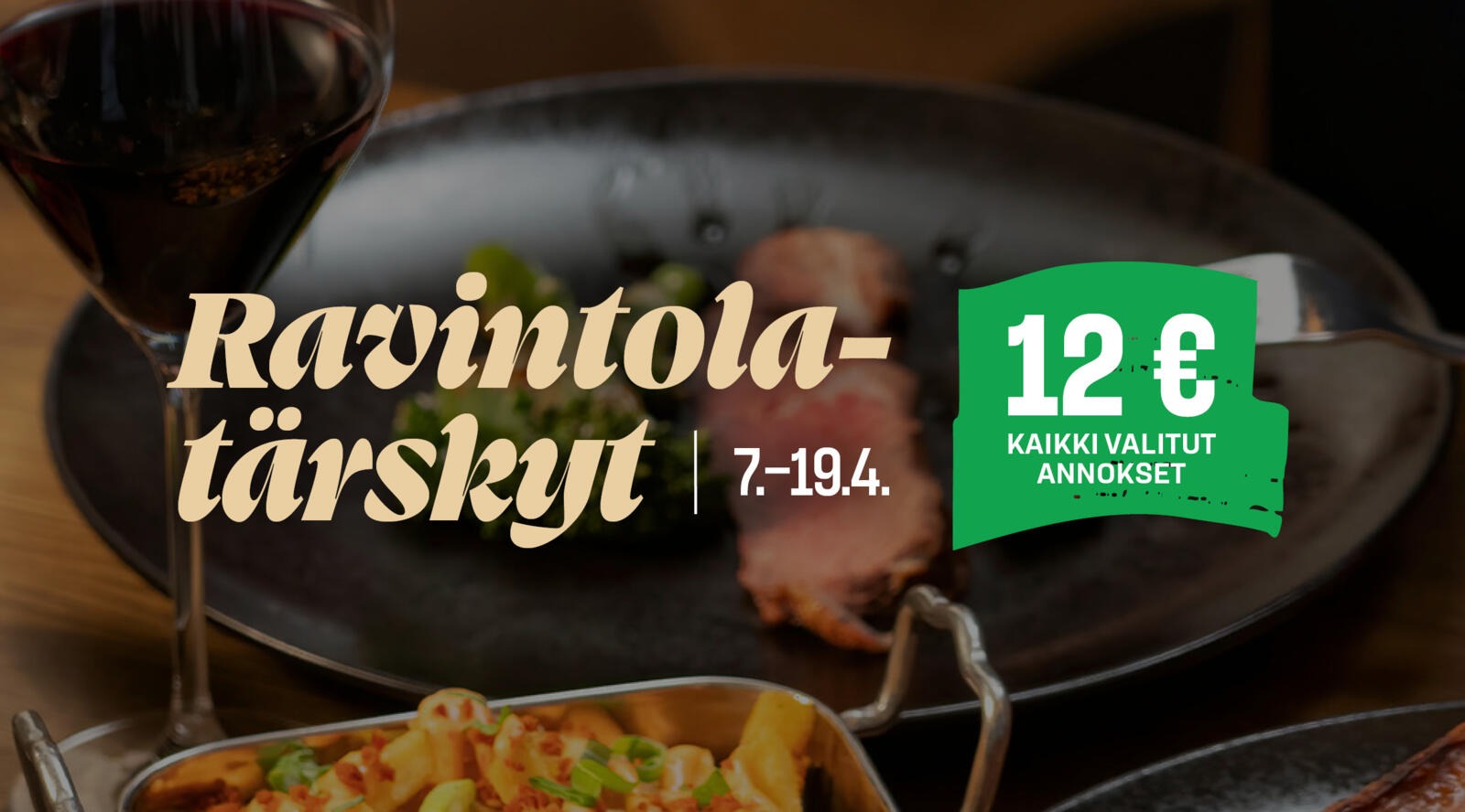 Restaurangerbjudande. Ett vinglas och portioner på tallrikar, i förgrunden en liten panna eller skål med mat.