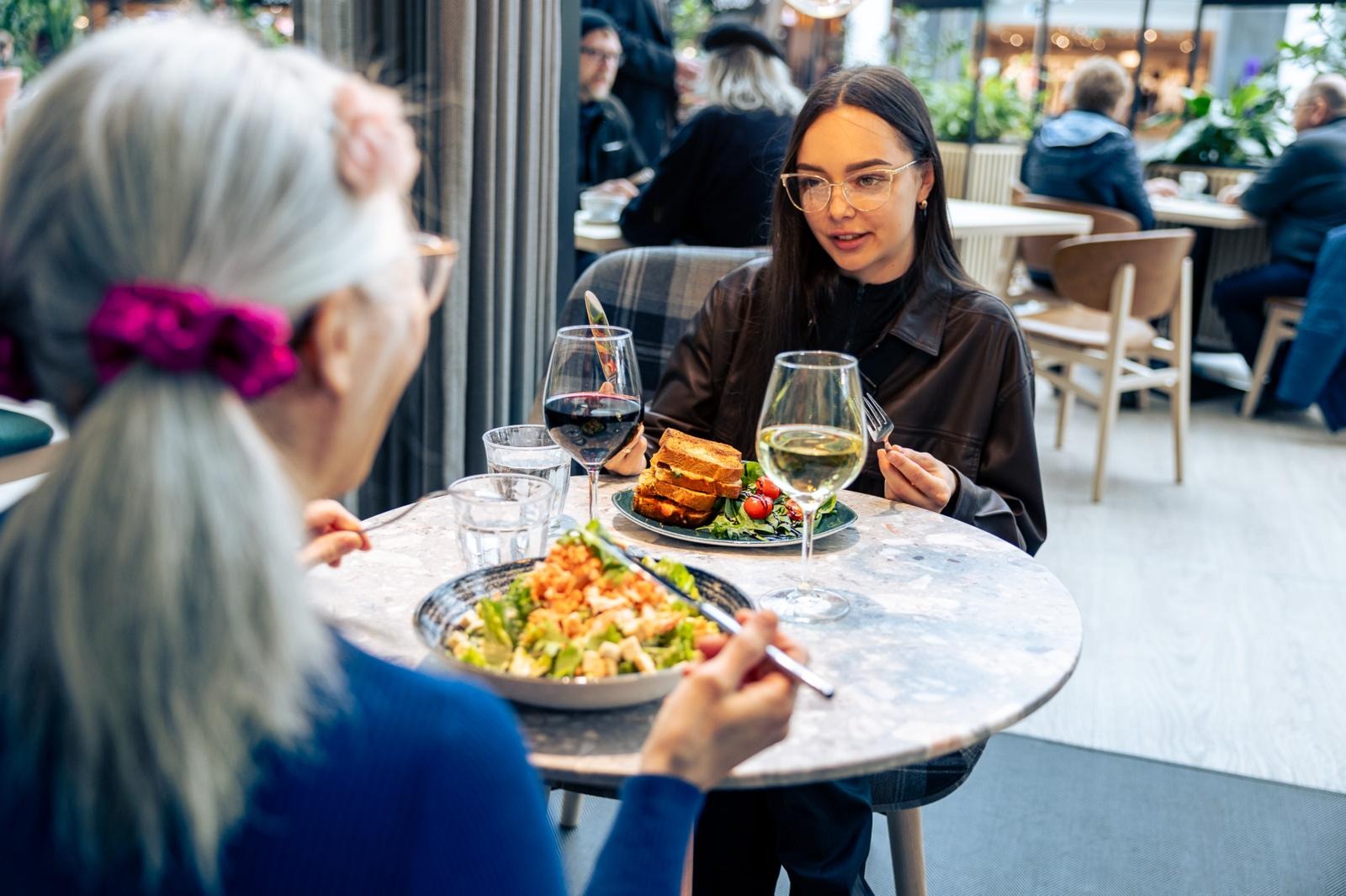 Lounas ystävän kanssa