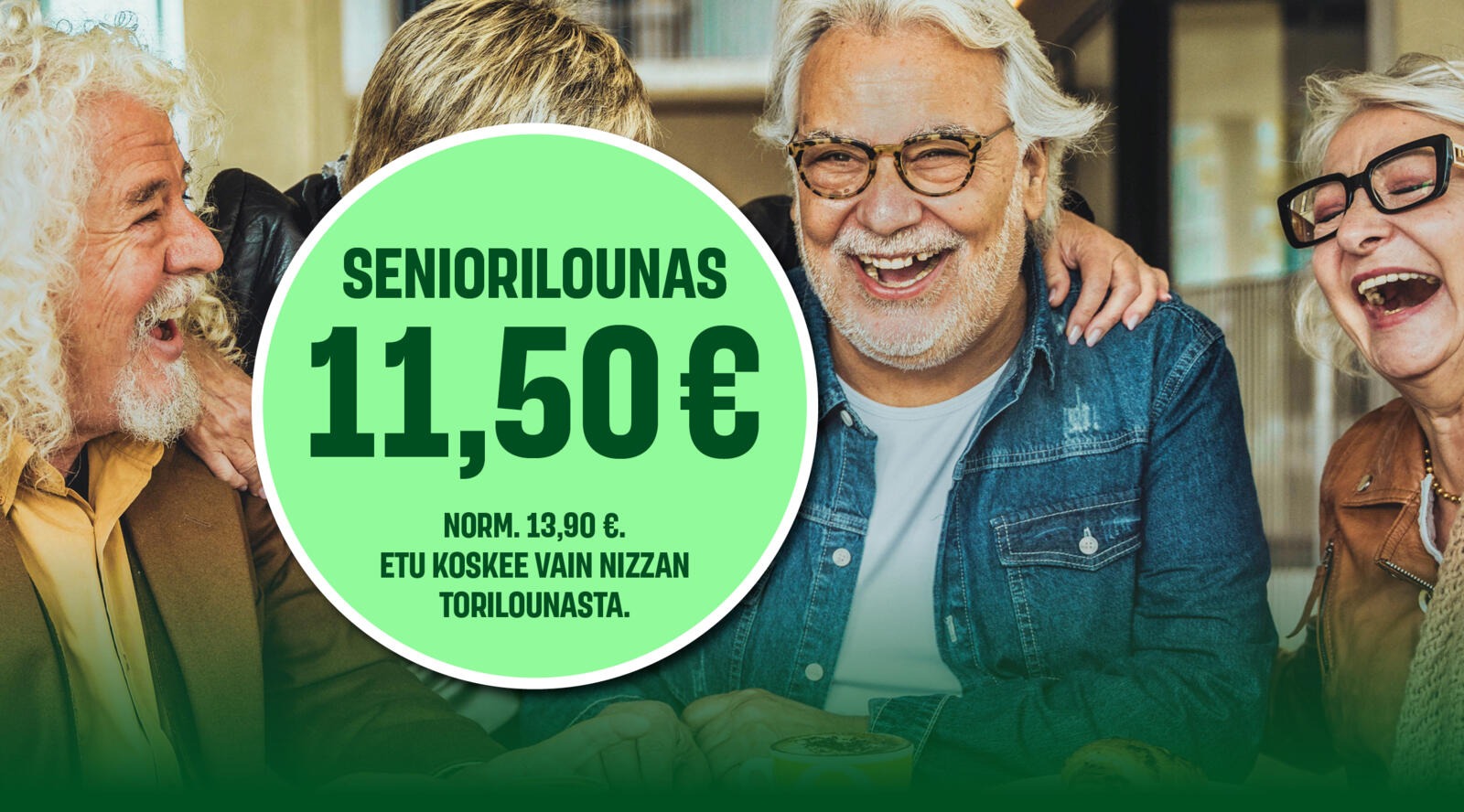 Fyra äldre personer ler tillsammans i ett inomhusutrymme.