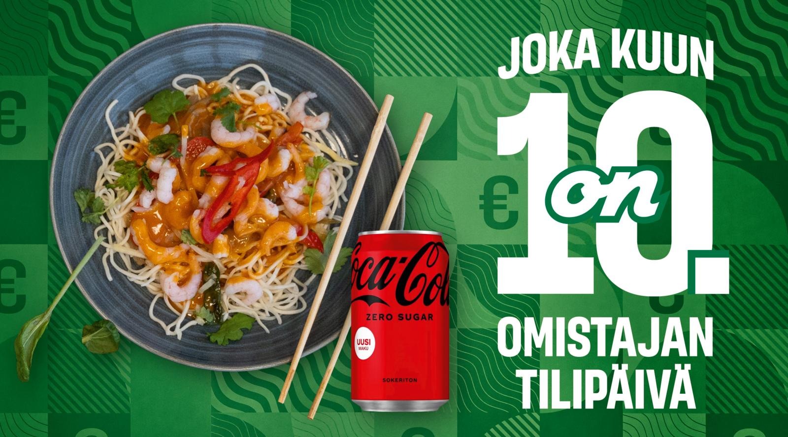Asiatiska nudlar med räkor i sås på en blå tallrik, bredvid träpinnar och en Coca-Cola Zero-burk mot en grön bakgrund.