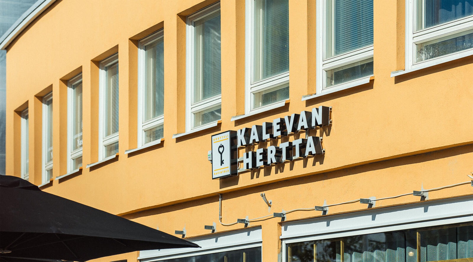 Hertan aurinkoinen keltaisen värinen julkisivu