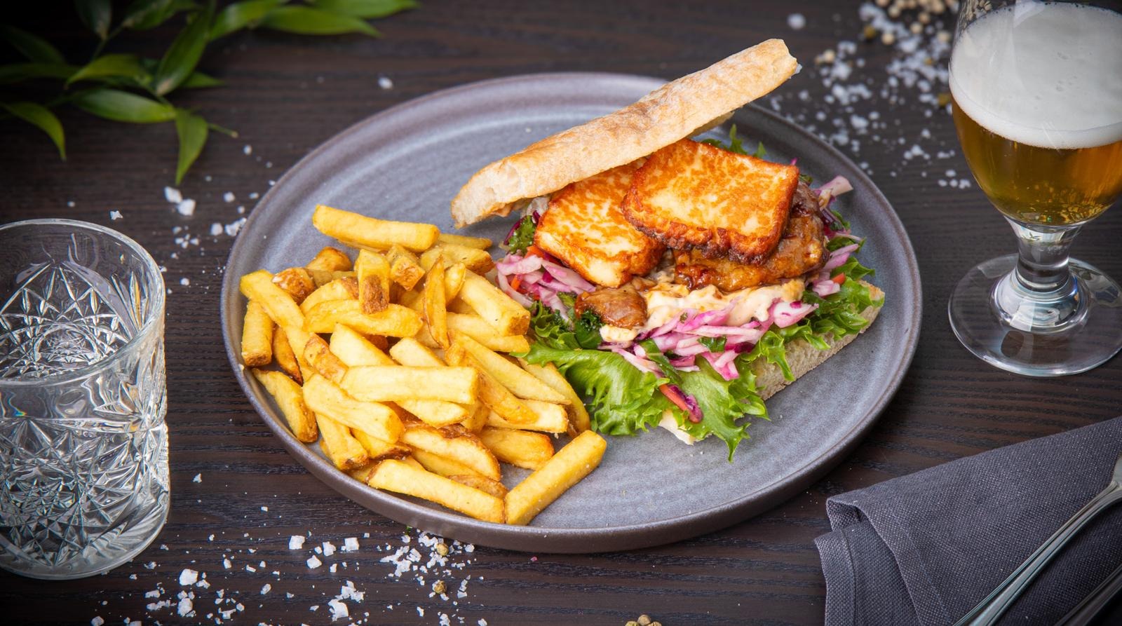 Chicken and halloumi sandwich, Bèarnaise mayonnaise with chili, coleslaw and country fries