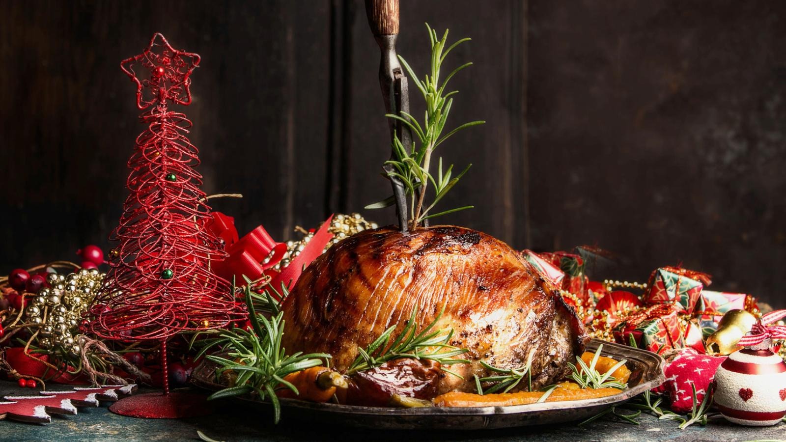 Kinkku lautasella jouluisella pöydällä