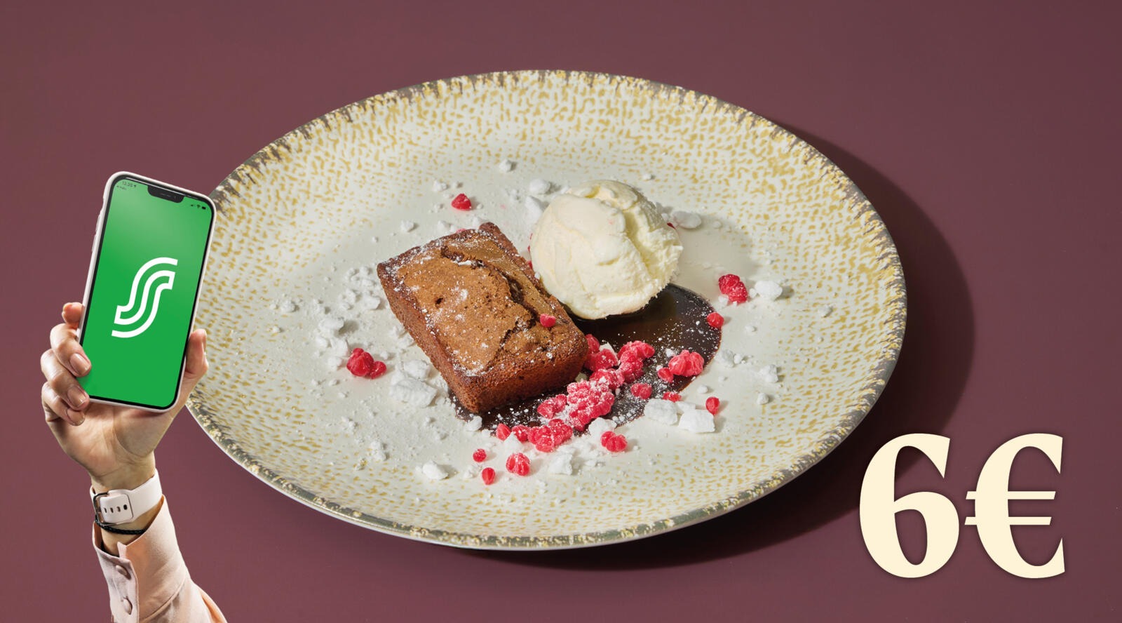 Chokladkaka, glassklot och bär på en desserttallrik.
