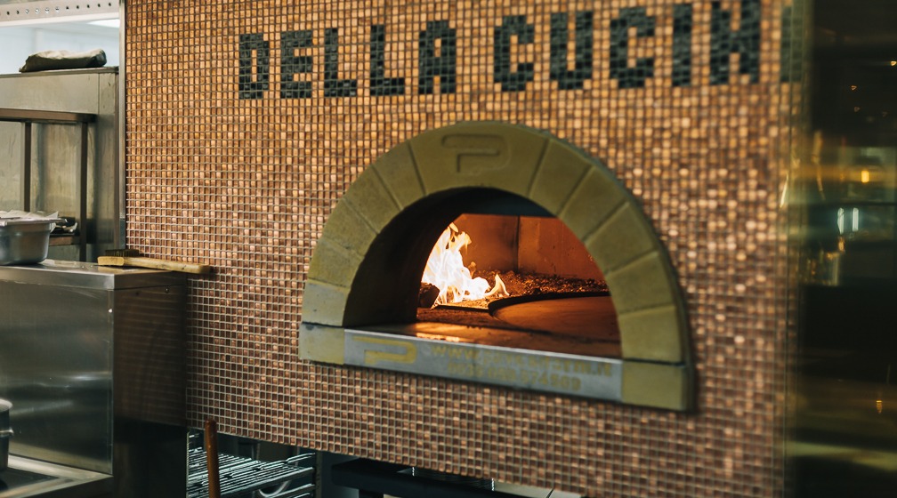 Aito italialainen pizzauuni paistaa Rosson pizzat täydellisen rapeiksi.