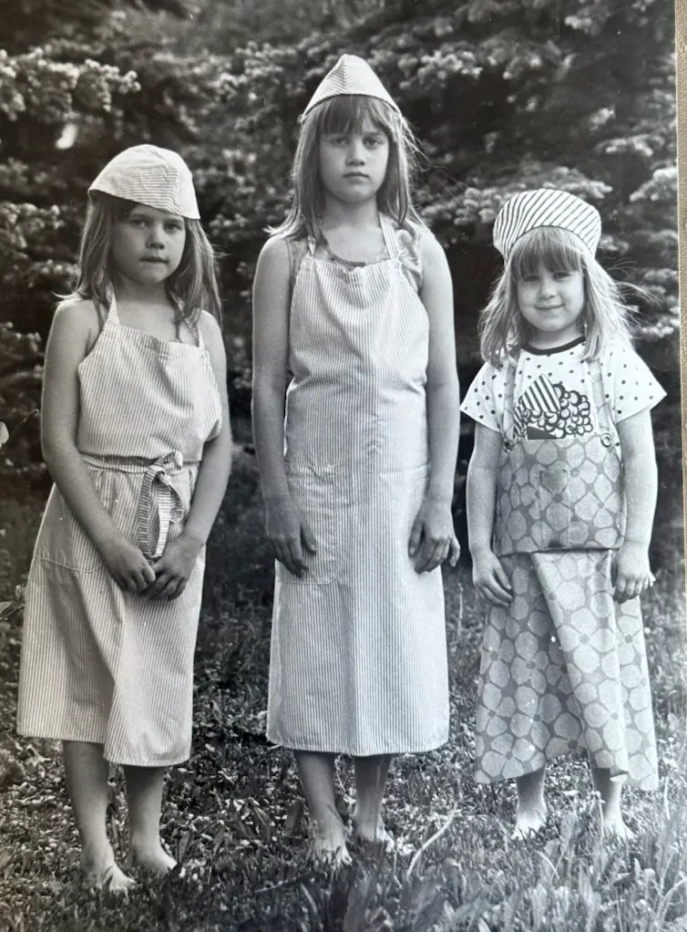 Vanha mustavalkokuva, jossa kolme lasta vierekkäin.