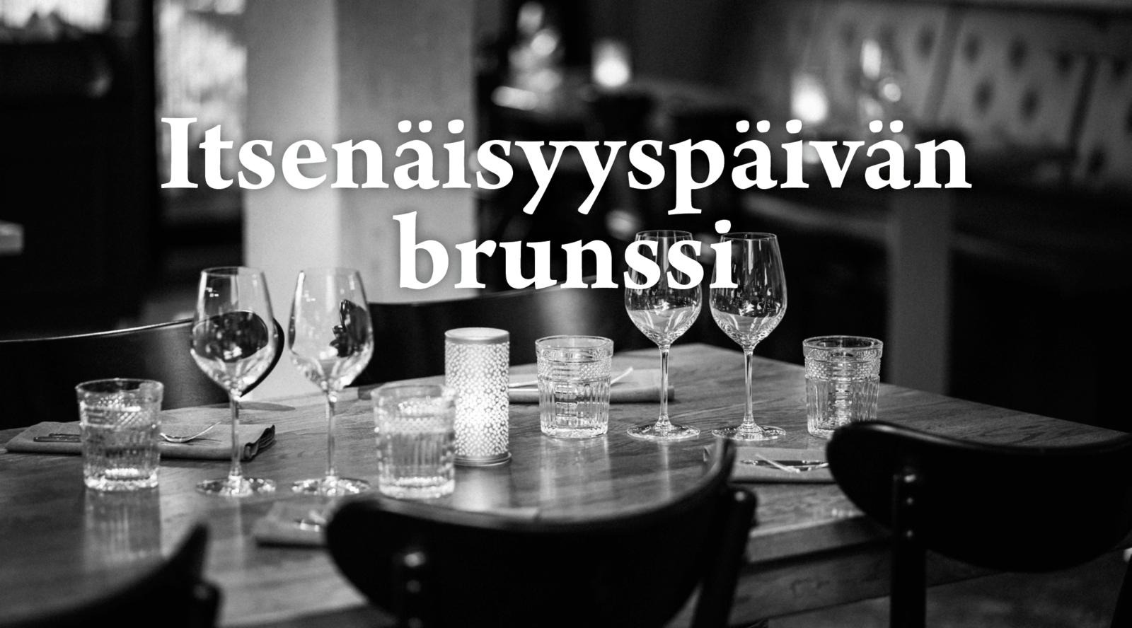Mustavalkoinen kuva katetusta pöydästä.