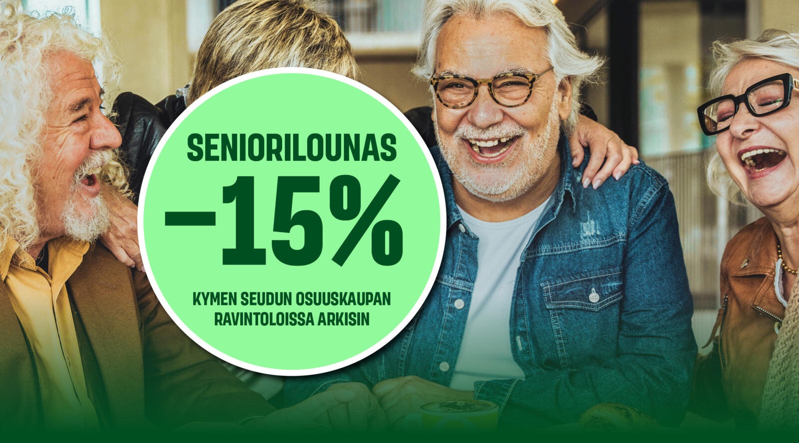 Fyra äldre vuxna sitter vid ett cafébord och ler. Inomhusutrymmet är väl upplyst, inga trösklar syns på golvet.