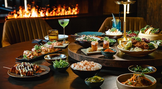 Baonami-ravintolan pöytä, joka on täynnä Pacific Kitchen ruoka-annoksia