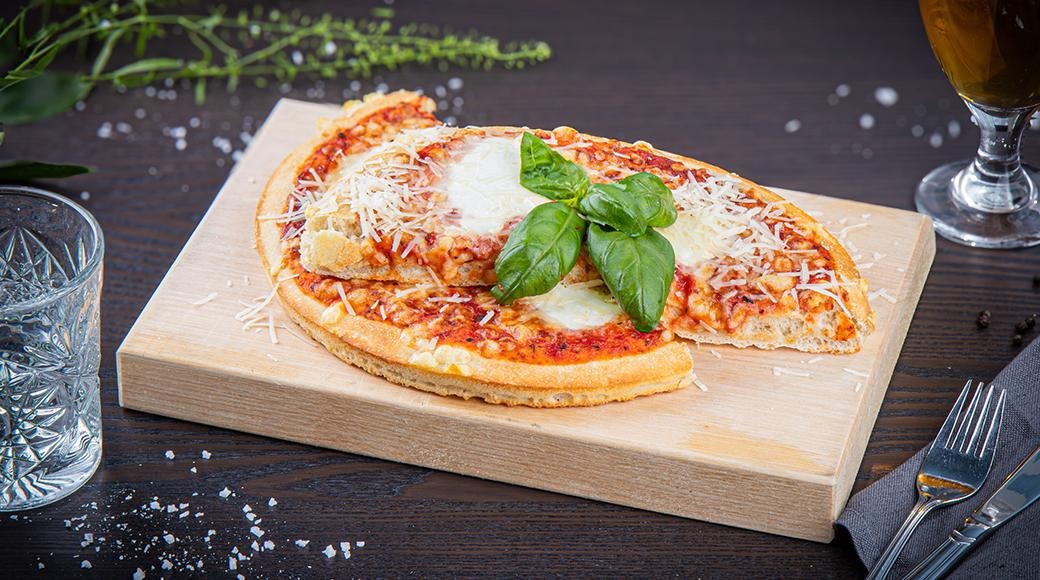Mustakari 2025 kolmen juuston pizza