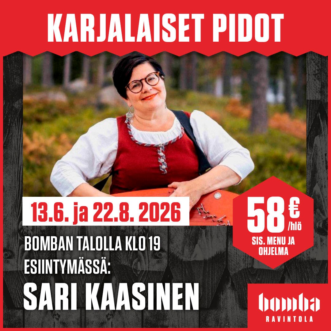 Person i traditionell karelska dräkt står utomhus bland träd.