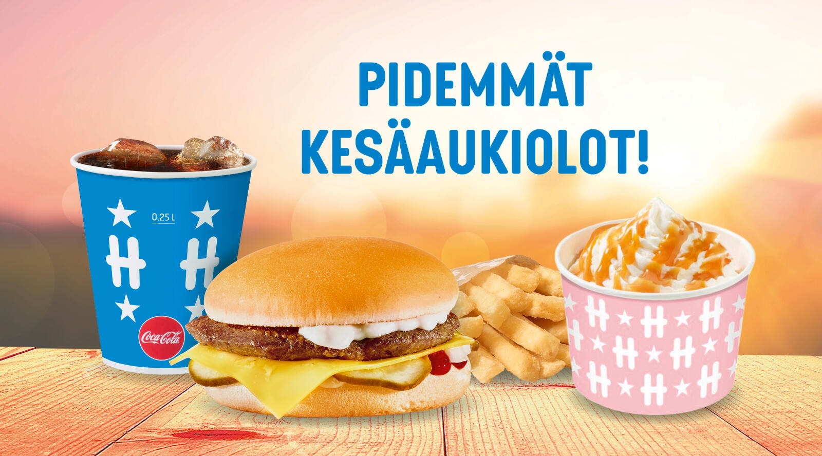 Hesburgerin herkkuja, takana kesäinen auringonlasku.