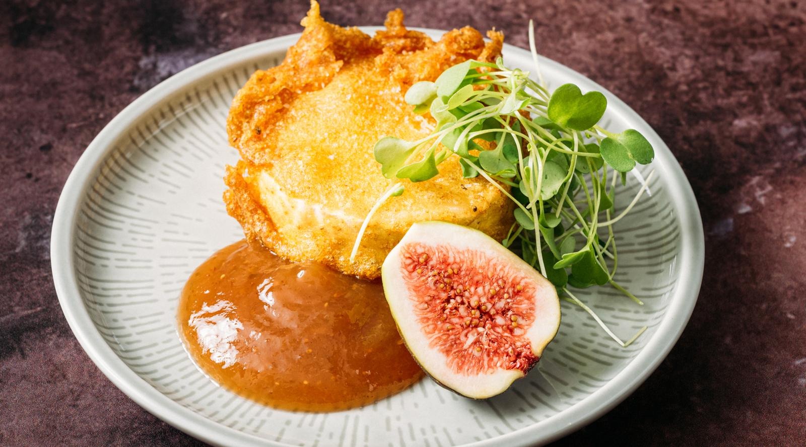 Friteerattua vuohenjuustoa ja viikunaa