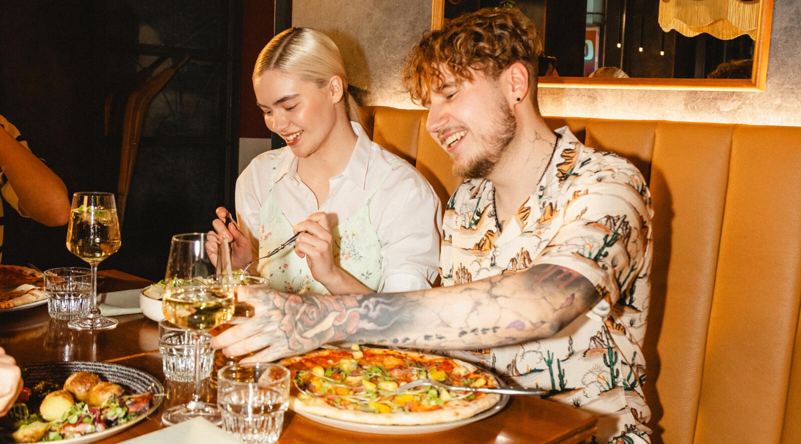 Restorani lai laud istumiskohtadega nahkkahvatitel.