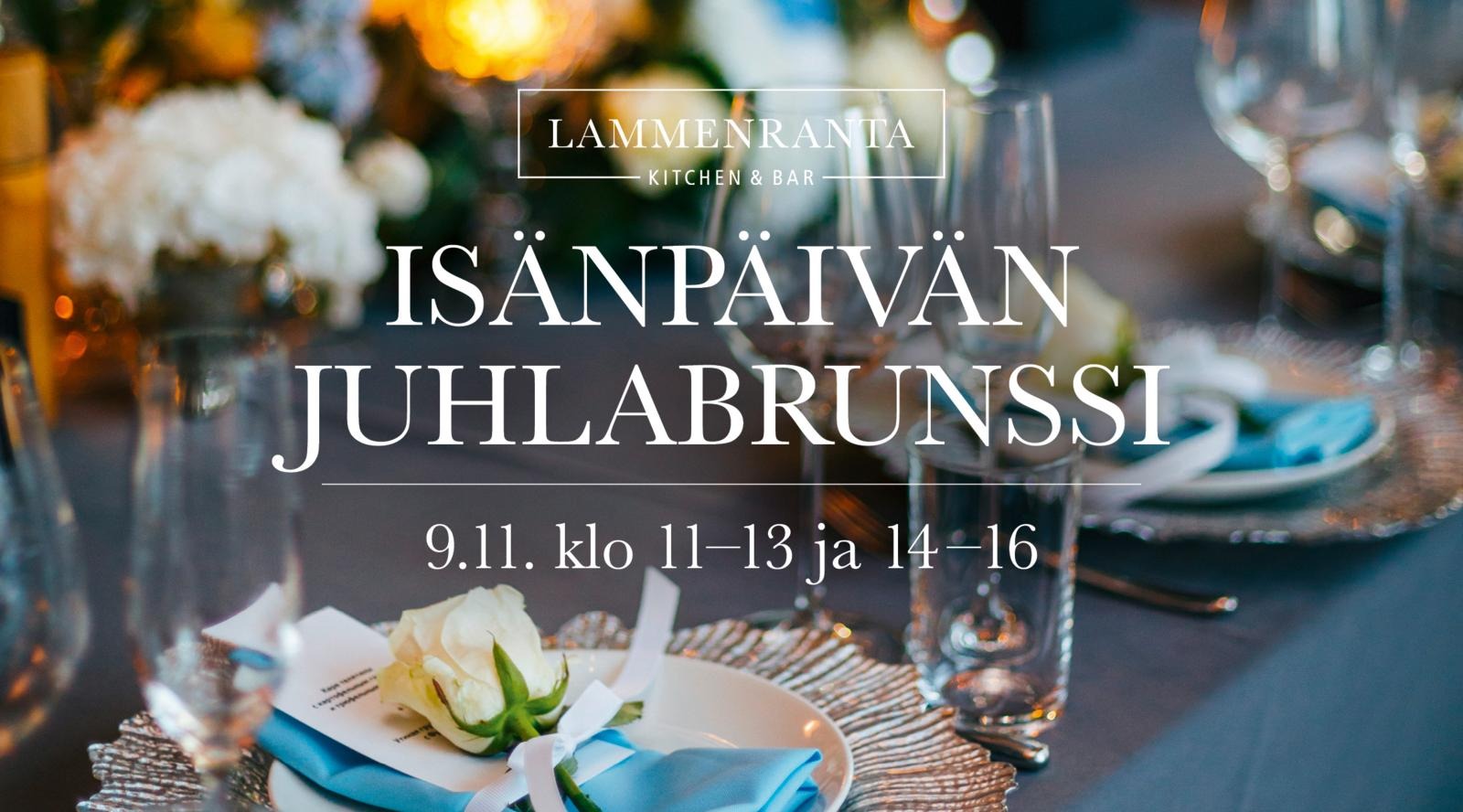 Juhlallinen kattaus ja valkoinen ruusu lautasella.